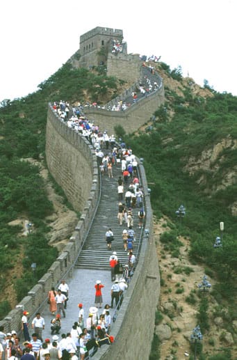 Vietentours bietet ein anspruchsvolles elftägiges Programm mit neun Wettkampftagen und zahlreichen Touristenattraktionen wie der Chinesischen Mauer.