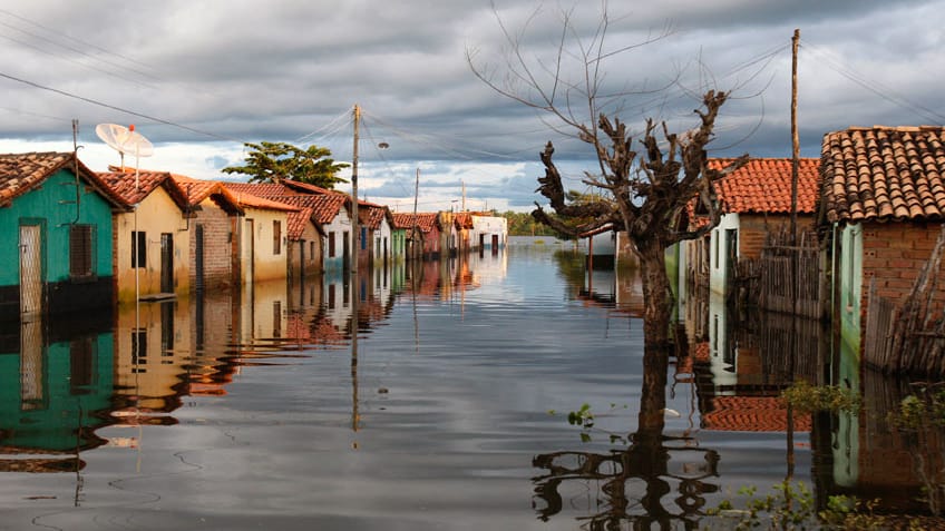 Große Tiefdruckgebiete bilden sich vor der Küste Südamerikas und schicken unablässig Wolken nach Ecuador, Chile und Peru. Es kommt zu sehr starken Regenfällen. Überschwemmungen und Erdrutsche sind die Folge.