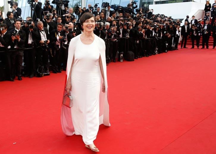 Altstar Isabella Rossellini hatte bei ihrem Outfit leider daneben gegriffen. Ihr unförmiges Kleid mit integriertem Cape ließ sie altbacken und bieder erscheinen.