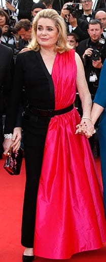 Was hatte sich Catherine Deneuve bei diesem Outfit bloß gedacht? Halb schwarz, halb pink, dazu noch formlos - dieser Look war leider kein modisches Highlight.