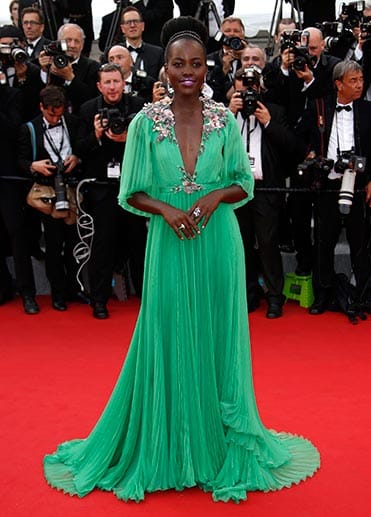 Oscar-Preisträgerin Lupita Nyong'o betörte in einer tiefdekolletierten Robe in strahlendem Grün.