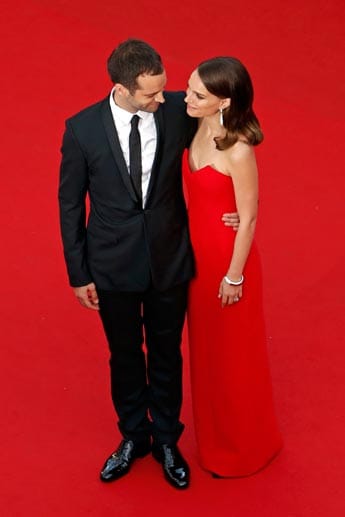 "Black Swan"-Star Natalie Portman kuschelte auf dem roten Teppich verliebt mit Ehemann Benjamin Millepied. Nebenbei bewies sie, wie umwerfend eine schlichte trägerlose Robe aussehen kann.