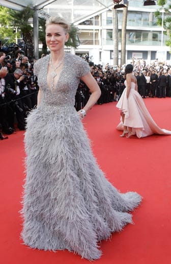Die australische Schauspielerin Naomi Watts sorgte in einem grauen Abendkleid mit glitzerndem Oberteil für die nötige Portion Glamour.
