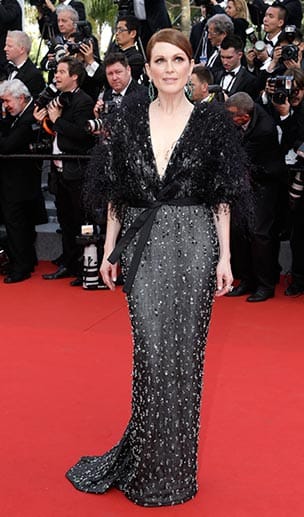 Wie man ein tiefes Dekolleté mit viel Stil trägt, zeigte dagegen "Still Alice"-Star Julianne Moore. Die Oscar-Preisträgerin glänzte in einem schmal geschnittenen schwarzen Kleid mit Glitzerapplikationen.