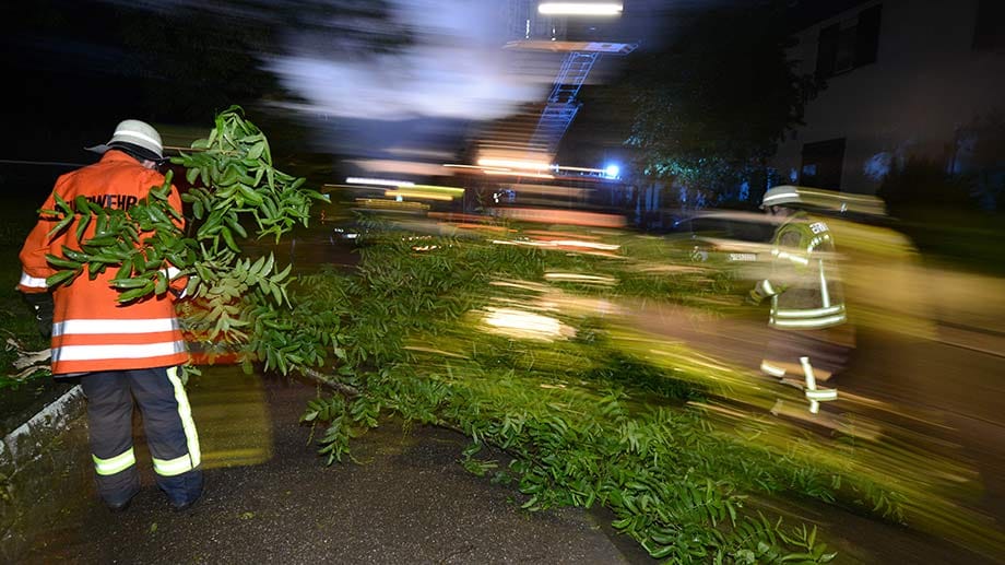Starker Regen überschwemmte zudem Straßen und Unterführungen. Starker Regen überschwemmte zudem Straßen und Unterführungen.