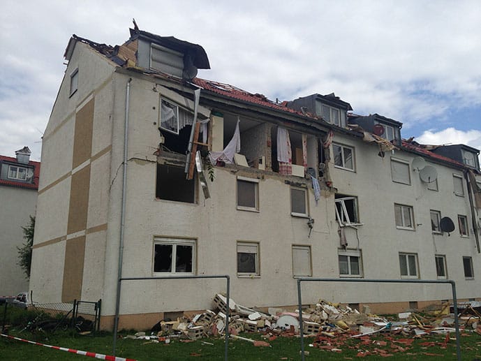 In Stettenhofen bei Augsburg wurden durch einen Tornado mehrere Häuser beschädigt. In Stettenhofen bei Augsburg wurden durch einen Tornado mehrere Häuser beschädigt.