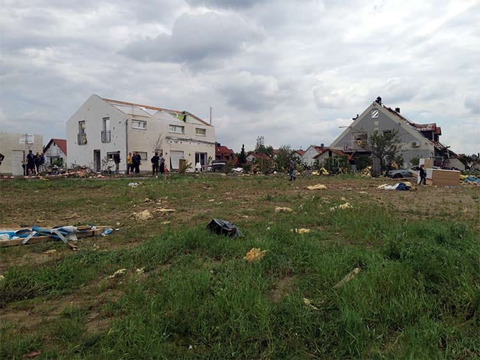 Viele Trümmer wirbelten umher. Auch in zwei anderen Dörfern in Baden-Württemberg wüteten Tornados. Viele Trümmer wirbelten umher. Auch in zwei anderen Dörfern in Baden-Württemberg wüteten Tornados.