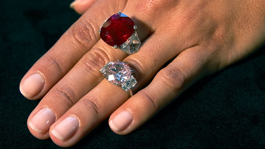 Der Rubin stammt aus Myanmar, der Diamant gehörte zu einer Cartier-Sammlung. Bei solchen Preisen für die Edelsteine fällt übrigens das Edelmetall nicht ins Gewicht.