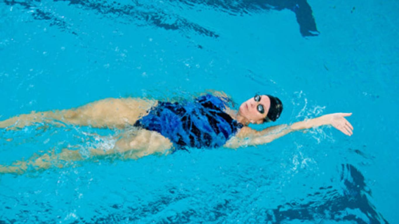 Nach einem Bandscheibenvorfall ist Rückenschwimmen für die Stärkung der Rückenmuskulatur gut geeignet.