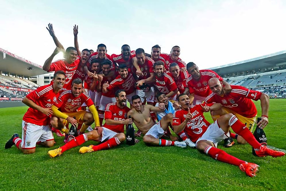 Portugal: Meister Benfica Lissabon verteidigt die Meisterschaft zum ersten Mal seit 1984. Mit insgesamt 34 Titeln baut der Rekordmeister seinen Vorsprung auf Rivale FC Porto (27) aus. Bereits seit 2003 machen Benfica und Porto den Titel unter sich aus.