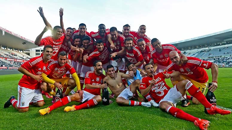 Portugal: Meister Benfica Lissabon verteidigt die Meisterschaft zum ersten Mal seit 1984. Mit insgesamt 34 Titeln baut der Rekordmeister seinen Vorsprung auf Rivale FC Porto (27) aus. Bereits seit 2003 machen Benfica und Porto den Titel unter sich aus.