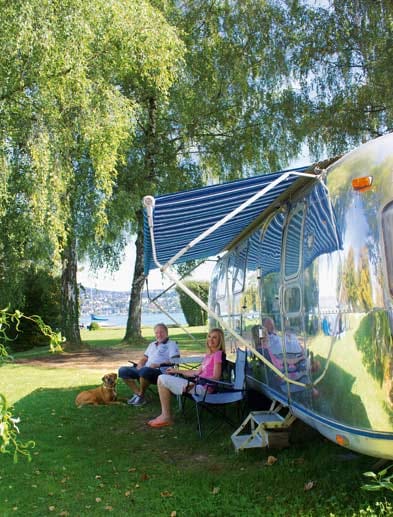 Auf diesem Campingplatz in Zürich lässt es sich ein Pärchen gutgehen - mit muffigen Zelten und Dosenravioli hat Camping heute oft nichts mehr zu tun.