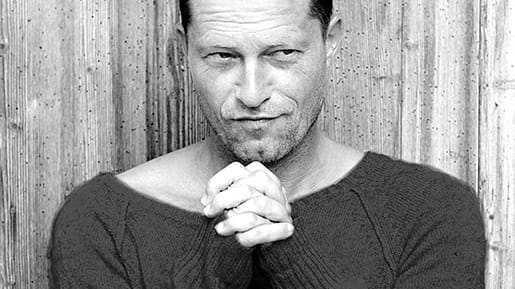 Til Schweiger ist mit seinem verschmitzten Aussehen immer noch ein wahrer Frauenheld. Außerdem ist er Deutschlands prominentester Schauspieler und Regisseur.