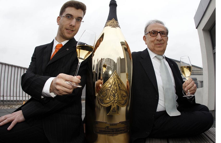 Vorstellung der größten Champagner-Flasche der Welt durch Alexandre Cattier und seinen Vater Jean-Jacques (rechts) im April 2011.