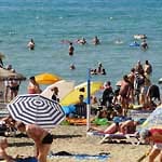 Die meisten Urlauber in Peguera verbringen ihren Urlaub am Strand. Wie überall in Spanien ist der verpachtet, man zahlt pauschal acht Euro pro Tag für einen Liegestuhl samt Schilfsonnenschirm, nur am Hotelpool liegt man gratis.