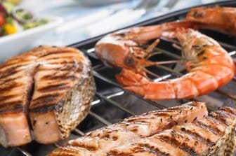 Seafood Barbecue ist die richtige Alternative zum Gourmetgrillen: Lachs, Garnelen und Co. eignen sich bestens zur Zubereitung auf dem Rost.
