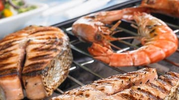 Seafood Barbecue ist die richtige Alternative zum Gourmetgrillen: Lachs, Garnelen und Co. eignen sich bestens zur Zubereitung auf dem Rost.