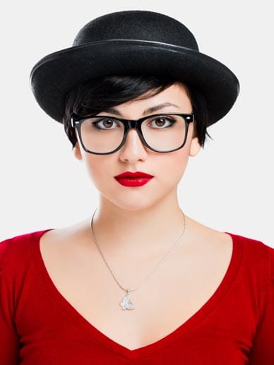 Lippenstift in knalligem Rot sorgt dafür, dass nicht nur die XL-Brille Beachtung findet.