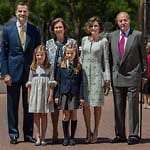Royales Familienfoto: Am 20. Mai hat die spanische Kronprinzessin Leonor - in der Schuluniform - ihre Erstkommunion gefeiert. Ihre kleine Schwester Sofia ist im nächsten Jahr dran. Hinter den beiden Mädchen stehen die Eltern und Großeltern: Papa Felipe, Oma Sofia, Mama Letizia und Opa Juan Carlos.