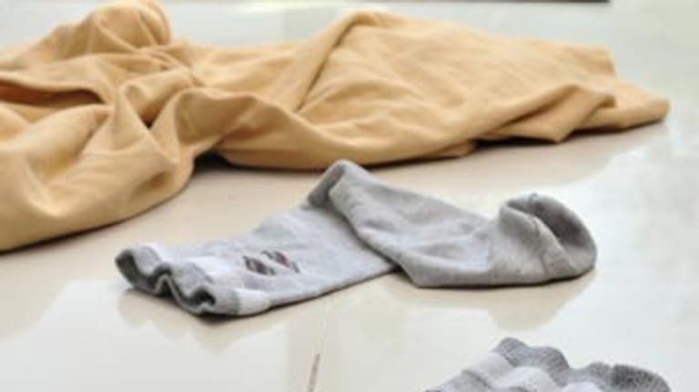 Niemand sammelt gerne die Socken seines Partners vom Fußboden auf. Besonders unangenehm aber wird es, wenn sie müffeln und dreckig sind.