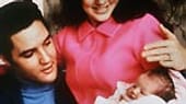 Im Februar1968 kam Lisa Marie Presley, die Tochter von Elvis und Priscilla, zur Welt. Lisa Maries spätere, wenn auch nur sehr kurze Ehe mit dem King of Pop, Michael Jackson, sorgte für Furore.