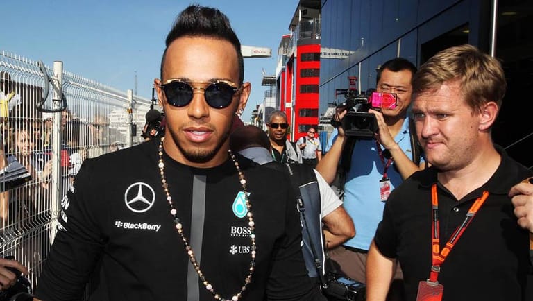 Lewis Hamilton kommt frisch frisiert und mit viel Schmuck zur Strecke.
