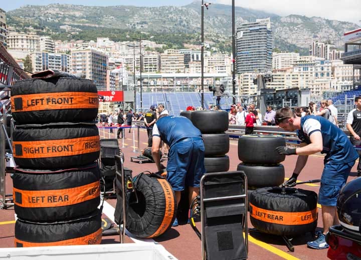 Das legendäre Stadtrennen findet vor der beeindruckenden Kulisse Monacos an der wunderschönen Côte d’Azur statt.
