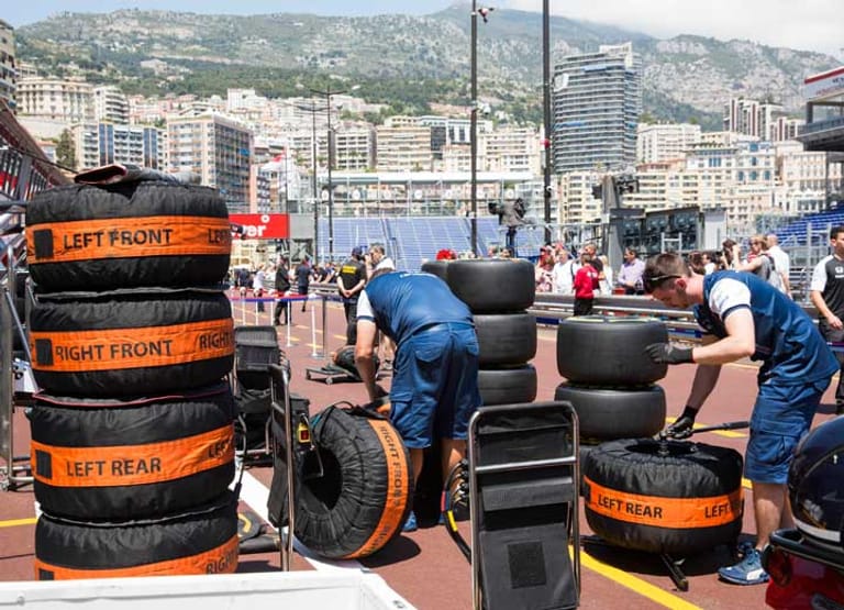 Das legendäre Stadtrennen findet vor der beeindruckenden Kulisse Monacos an der wunderschönen Côte d’Azur statt.