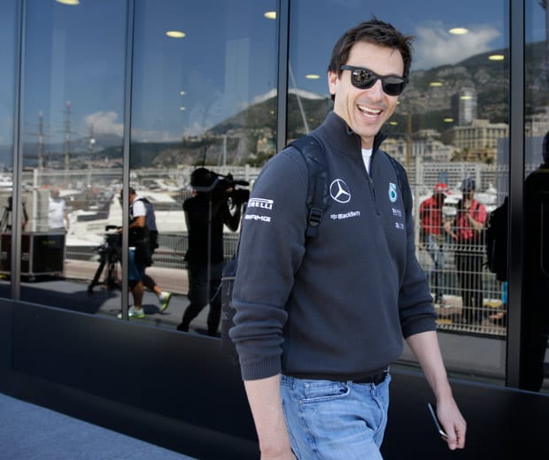 Mercedes-Motorsportboss Toto Wolff ist bester Laune.