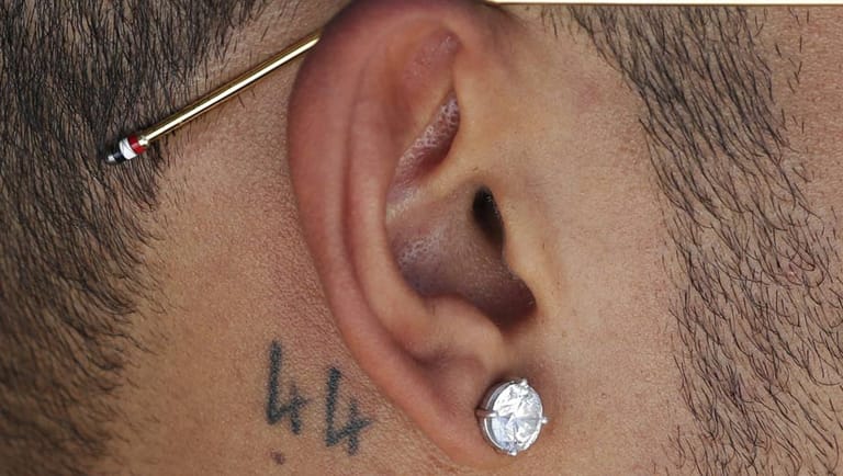 Der Weltmeister trägt seine Startnummer als Tätowierung hinter dem Ohr.