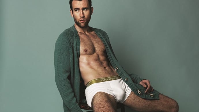 Im Heft posiert der Schauspieler mit nichts als einer Unterhose und einer Strickjacke bekleidet. Aus dem pummeligen Neville Longbottom ist ein muskulöser Frauenschwarm geworden.