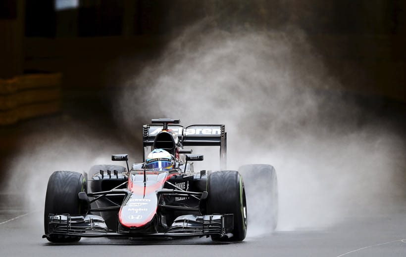 Bei Regen fällt ein schwacher Motor nicht so sehr ins Gewicht. Fernando Alonso fährt auf feuchtem Asphalt die schnellsten Runden.