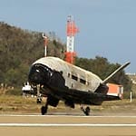 Die Landung erfolgt dann horizontal. Nach einem Einsatz ist X-37B wiederverwendbar. Die Landung erfolgt dann horizontal. Nach einem Einsatz ist X-37B wiederverwendbar.