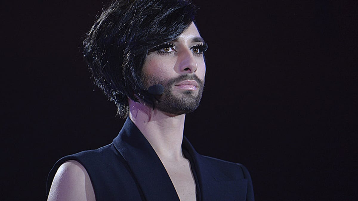 Qizlar bilan biseksual yigitlar Dildo bilan eshakni qanday qilib quyish mumkin