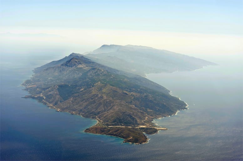 Die Insel Ikaria aus der Luft: Ganz am Zipfel des Eilandes befindet sich eine Landebahn.
