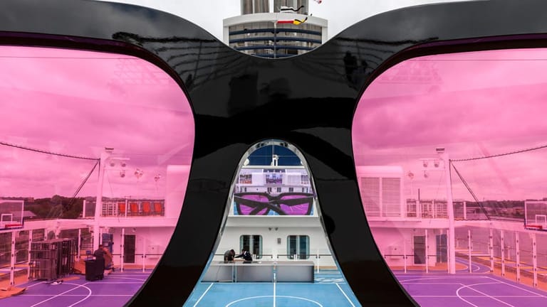 Durch die rosarote Brille: Dies ist der Blick durch ein Dekoelement auf die Arena.