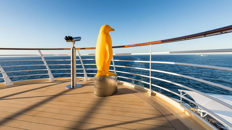 Am Ausguck: Auf der "Mein Schiff 4" steht ein gelber Pinguin neben dem Fernrohr.