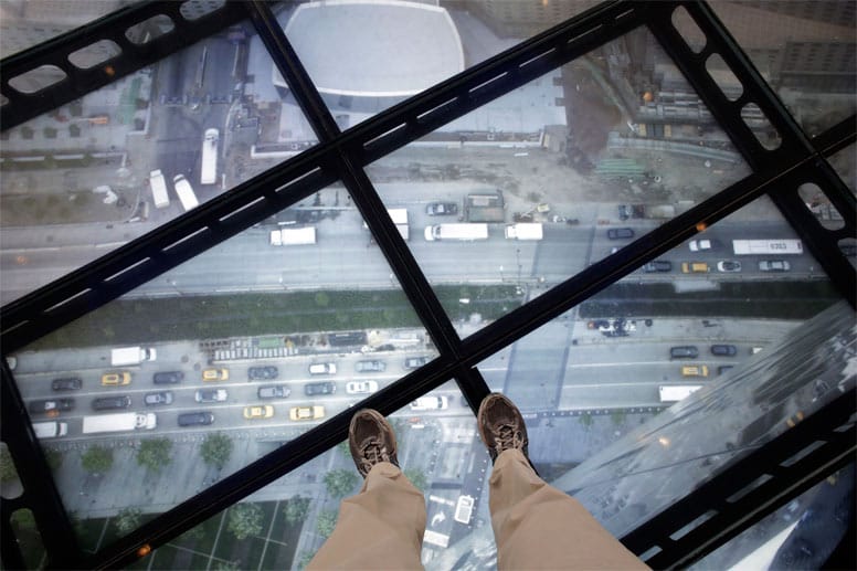 Das "One World Observatory" bietet einige Besonderheiten wie das "Skyportal". Unter den Füßen der Besucher werden Live-Videos der Straße eingeblendet. So entsteht die Illusion, man stünde auf einem Glasboden direkt über dem Abgrund.