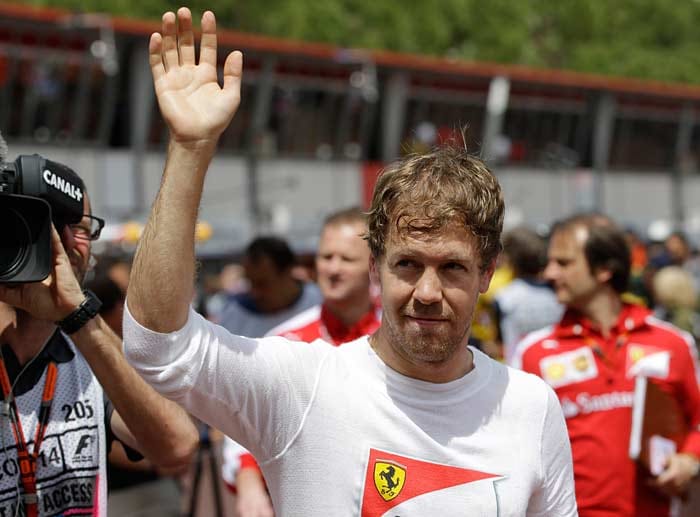 Gruß nach getaner Arbeit: Ferrari-Star Sebastian Vettel ärgerte die favorisierten Mercedes' im dritten Training und fuhr zur besten Zeit.
