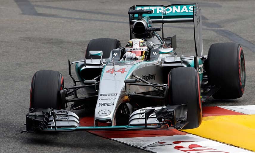 Leicht abgehoben: Lewis Hamilton verlor im dritten Training mit seinem Mercedes in einer Schikane zumindest mit einem Rad die Bodenhaftung. Für den WM-Spitzenreiter reichte es in der Einheit nur zu Rang drei.