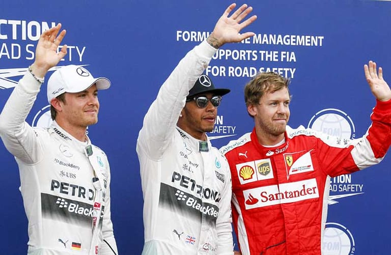 Winke-Männer: Das Spitzentrio nach dem Qualifying. WM-Spitzenreiter Lewis Hamilton (Mitte) geht von Pole Position ins Rennen. Neben ihm steht Teamkollege Nico Rosberg auf Zwei. Sebastian Vettel startet von Rang drei.
