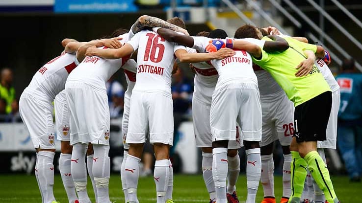 Elf Freunde müsst ihr sein: Die Spieler des VfB Stuttgart stimmten sich vor dem Anstoß auf die Partie beim SC Paderborn ein. Es ging um nicht weniger als den Klassenerhalt - für beide Teams.