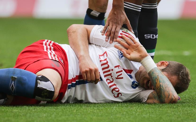Schreckmoment: Der HSV musste einen frühen Rückschlag hinnehmen. Stürmer Pierre-Michel Lasogga fiel erneut auf die bereits lädierte Schulter und musste ausgewechselt werden.
