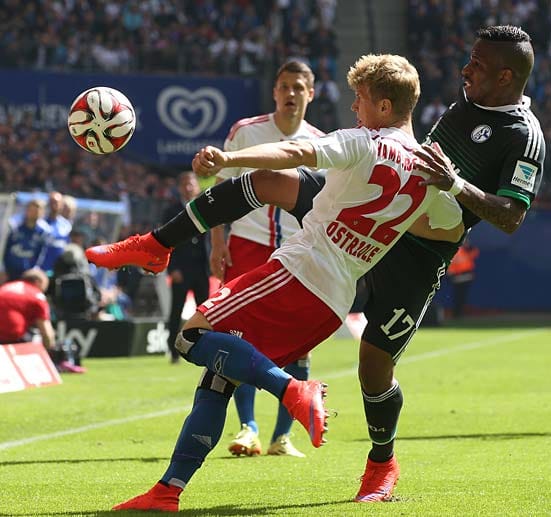 Im Zeichen des Abstiegskampfes: Der HSV (links Matthias Ostrzolek) tat sich schwer gegen den FC Schalke 04 (rechts Jefferson Farfan). Zur Halbzeit stand es 0:0 - damit waren die Hamburger abstiegen, was ...