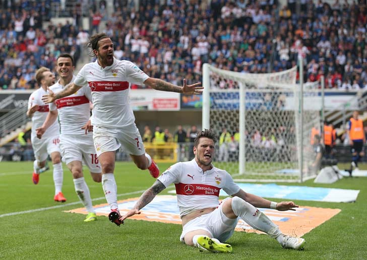 Die Befreiung: Die Stuttgarter bejubelten das 2:1 in Paderborn von Daniel Ginczek (unten), mit dem die Schwaben den Klassenerhalt sicher hatten.
