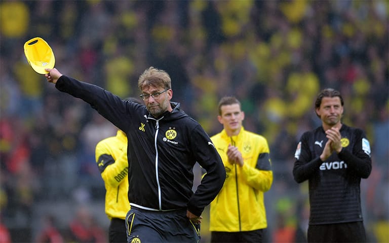 Vor den Fans der Borussia zieht auch Klopp den Hut - und ein wenig Wehmut ist in seinem Gesicht auch zu erkennen.