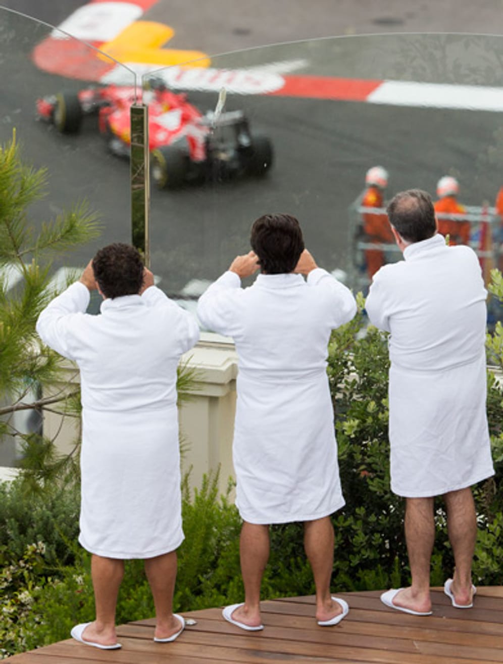 In Monaco können einige Fans im Morgenmantel vom Hotelzimmer aus das Geschehen beim Rennen beobachten.