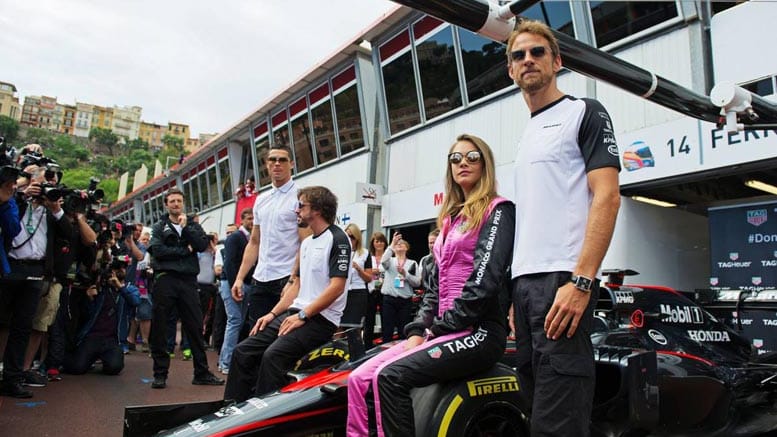 Model Cara Delevingne hat sich zu Jenson Button (re.) gesellt.