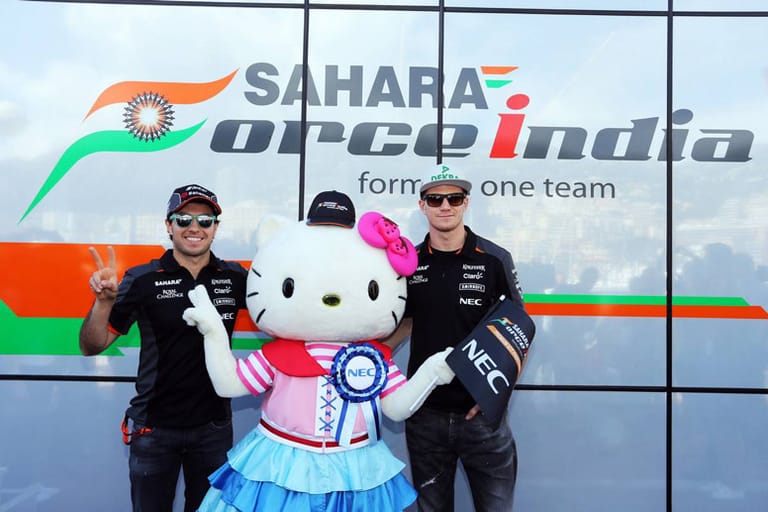 Bei Force India gibt sich Hello Kitty die Ehre und posiert mit Sergio Perez (li.) und Nico Hülkenberg.