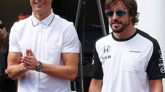 Nirgendwo besuchen so viele Prominente die Formel 1 wie in Monaco. Weltfußballer Cristiano Ronaldo (li.) schaut Fernando Alonso und McLaren vorbei.